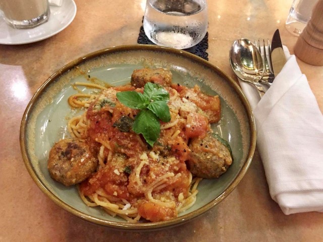 នៅទីនេះគេហៅថា Spaghetti Con Polpette តែអង់គ្លេសគឺ Spaghetti Meatballs ហ្នឹងឯង