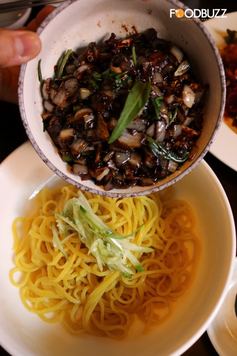 Jajangmyeon ទាំងពីរចាន