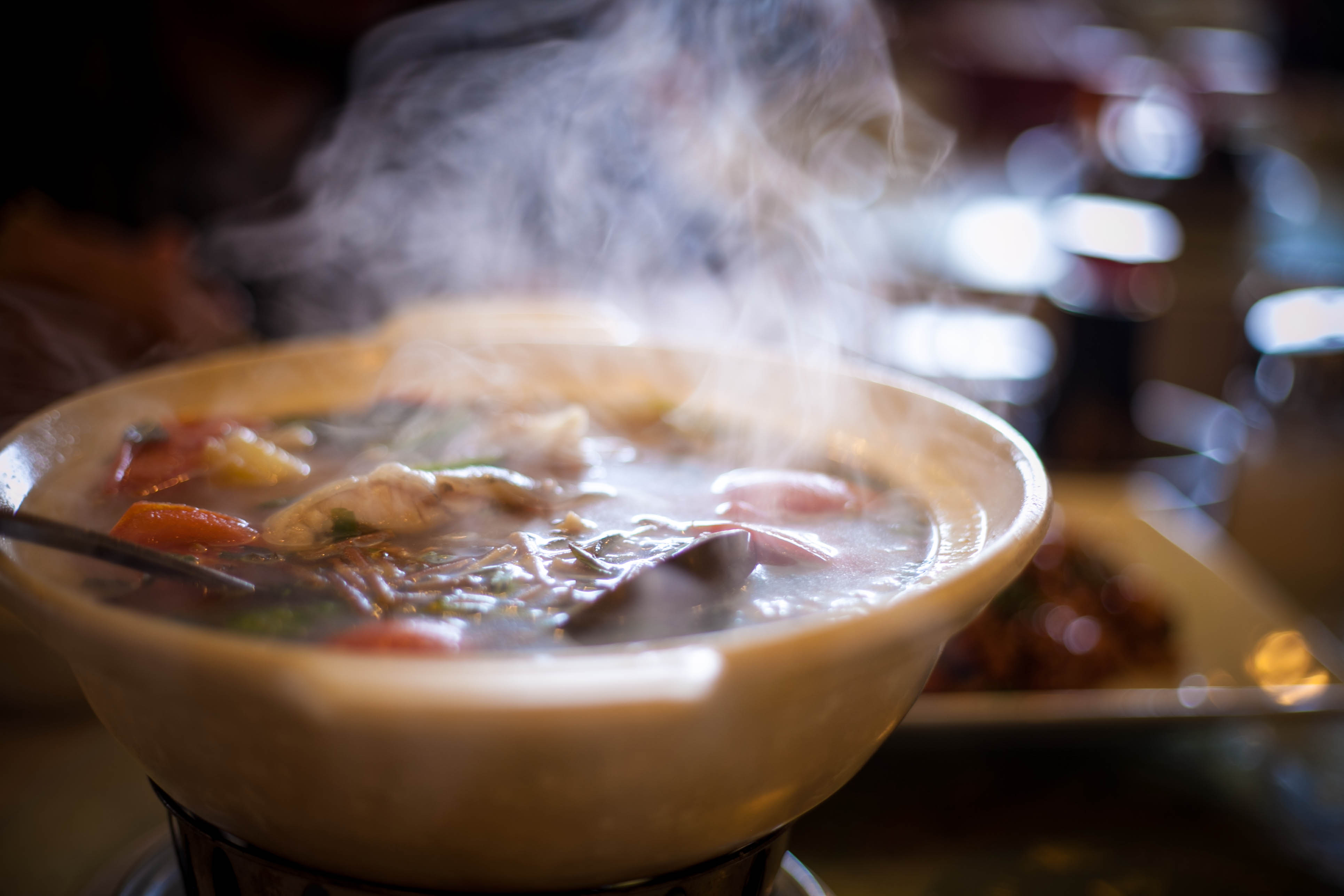 А на кухне суп. Горячий суп. Тарелка с супом горячая. Горячий суп с паром. Суп с дымком.