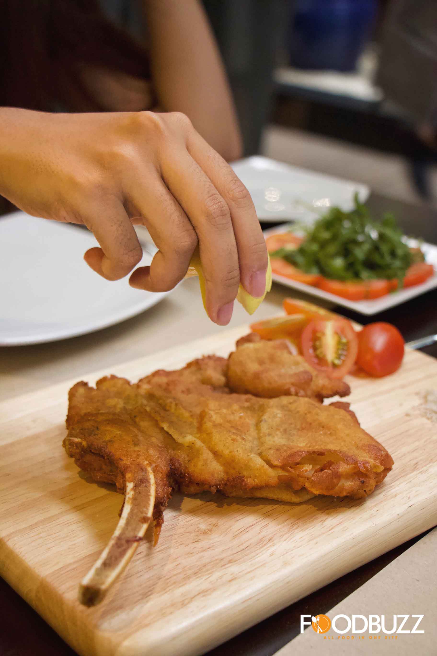 Costoletta di vitello alla Milanese con rucola e pachini