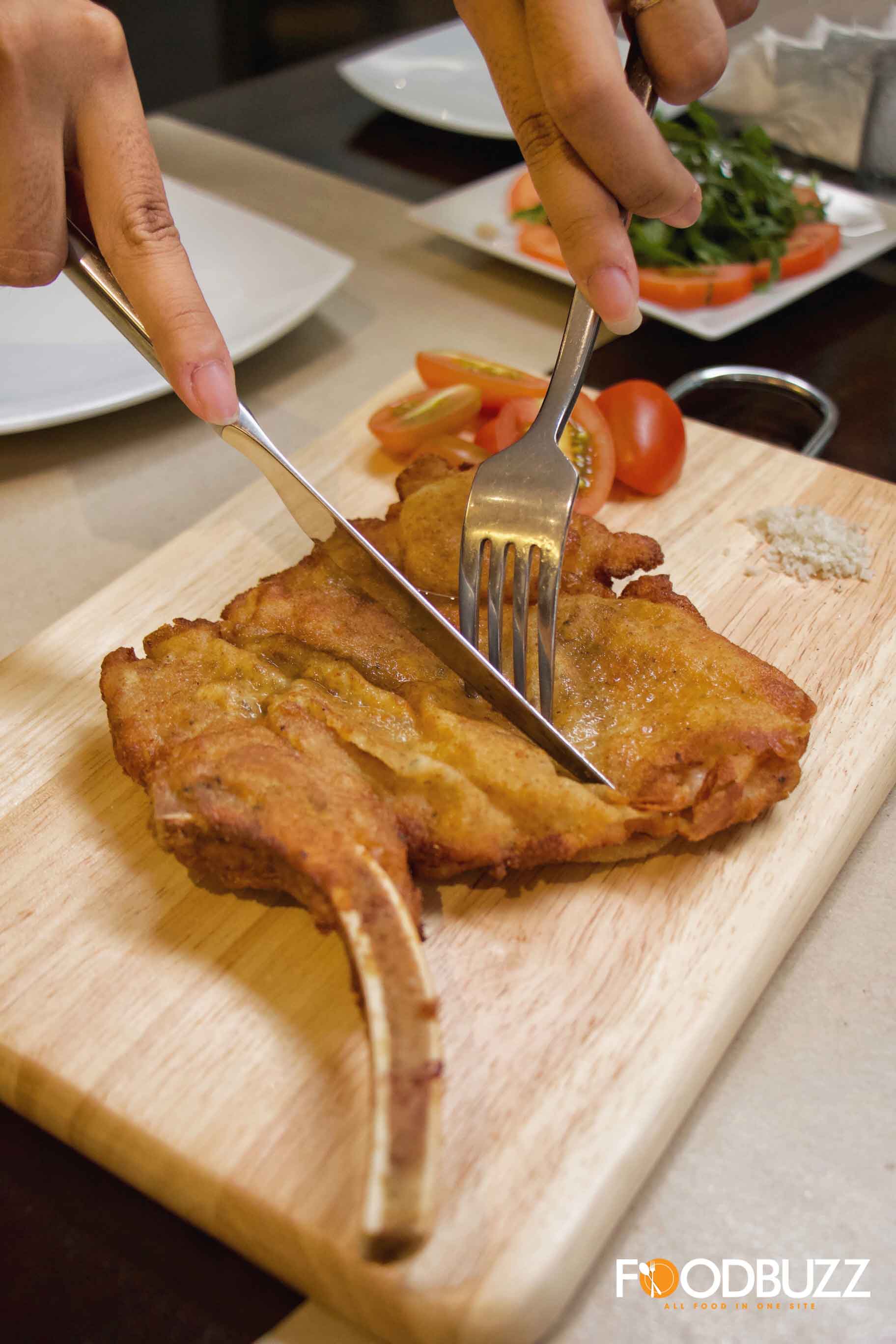 Costoletta di vitello alla Milanese con rucola e pachini